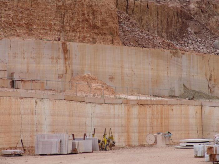 Il bagno nella dimensione contemporanea. Ricchezza di materiali e gres effetto marmo